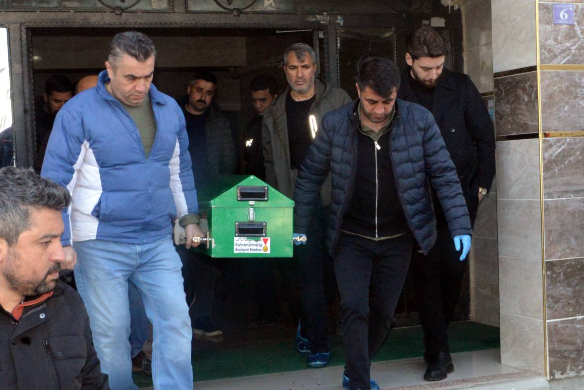 Tartıştığı babasını boğazını keserek öldürdü!