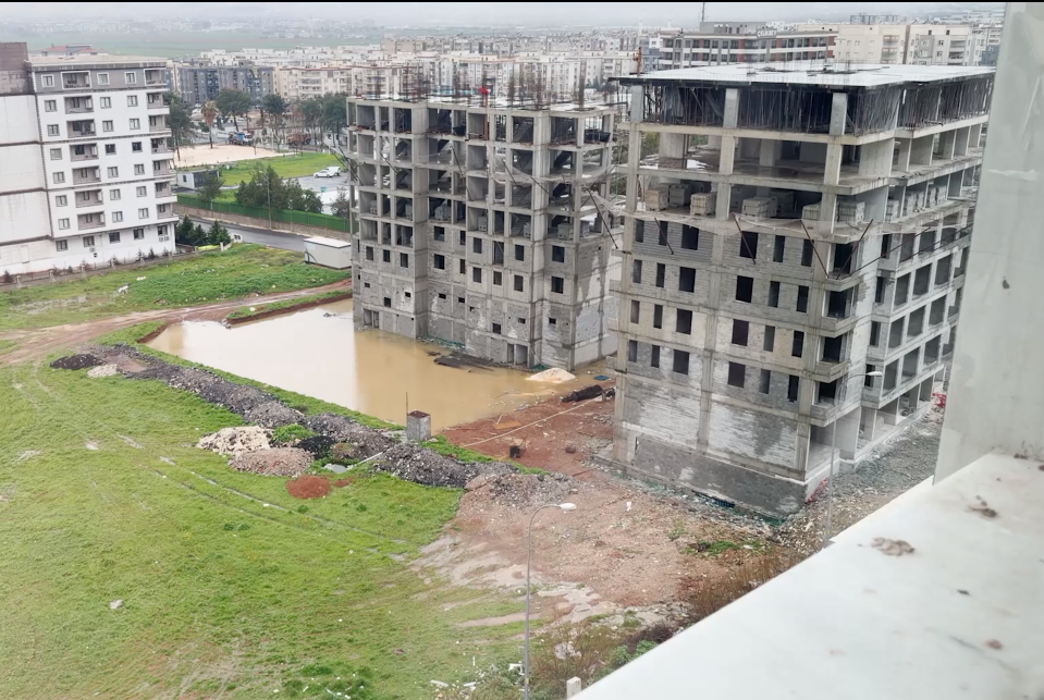 Şanlıurfa’da riskli görüntüler: İnşaat temelleri göle döndü!