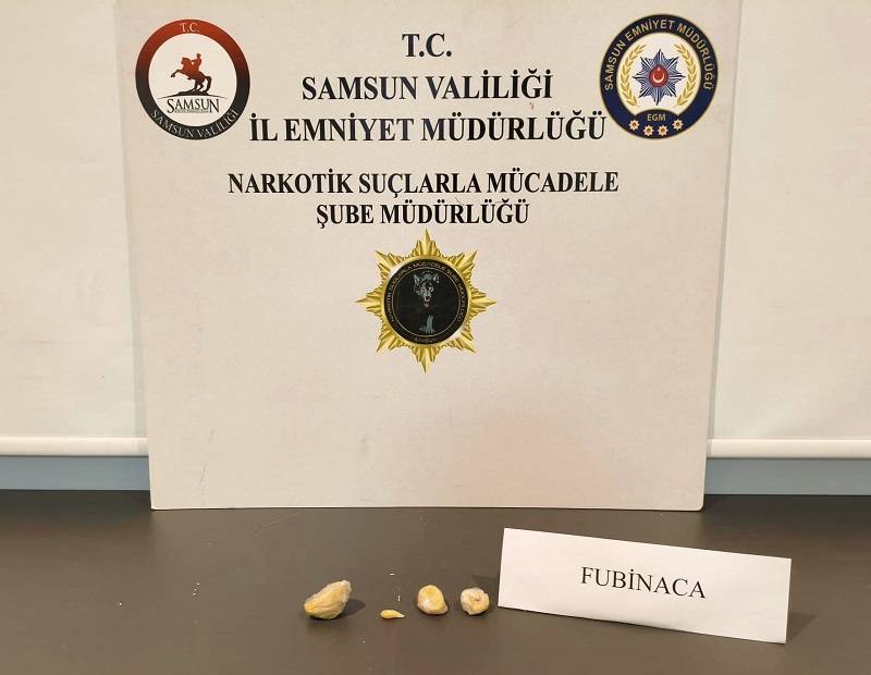 Akıl almaz yöntem: Oto teybinin arkasına gizlediler!