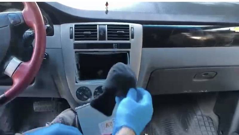 Akıl almaz yöntem: Oto teybinin arkasına gizlediler!