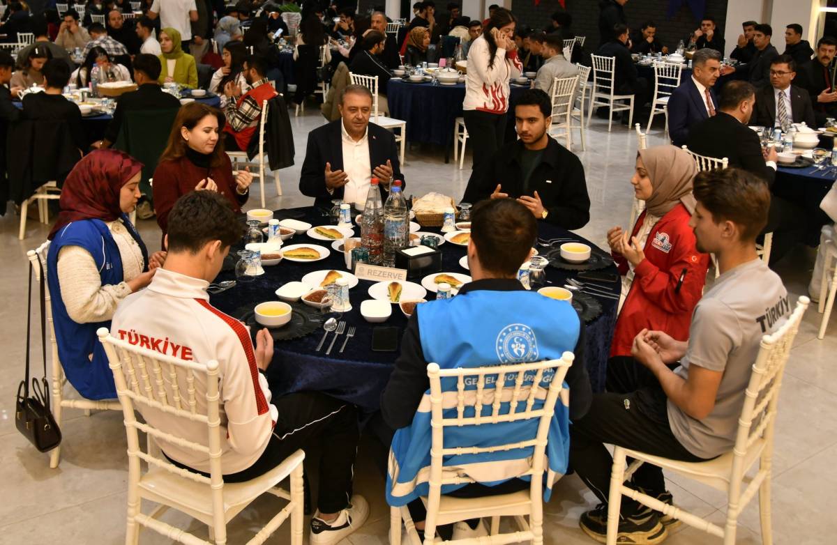 Vali Şıldak gençlerle iftarda buluştu!