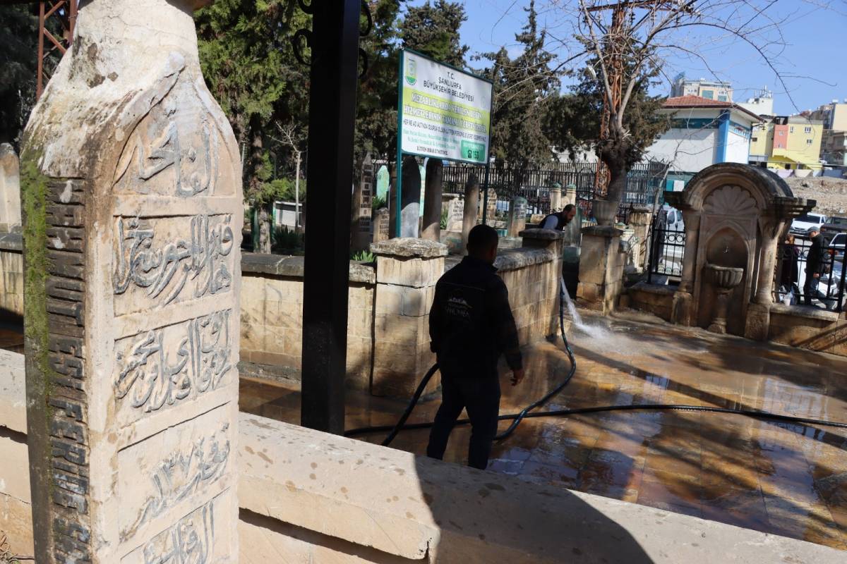 Büyükşehir Belediyesi'nden, bayram öncesi mezarlık bakımı!