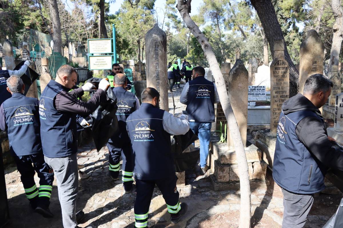 Büyükşehir Belediyesi'nden, bayram öncesi mezarlık bakımı!