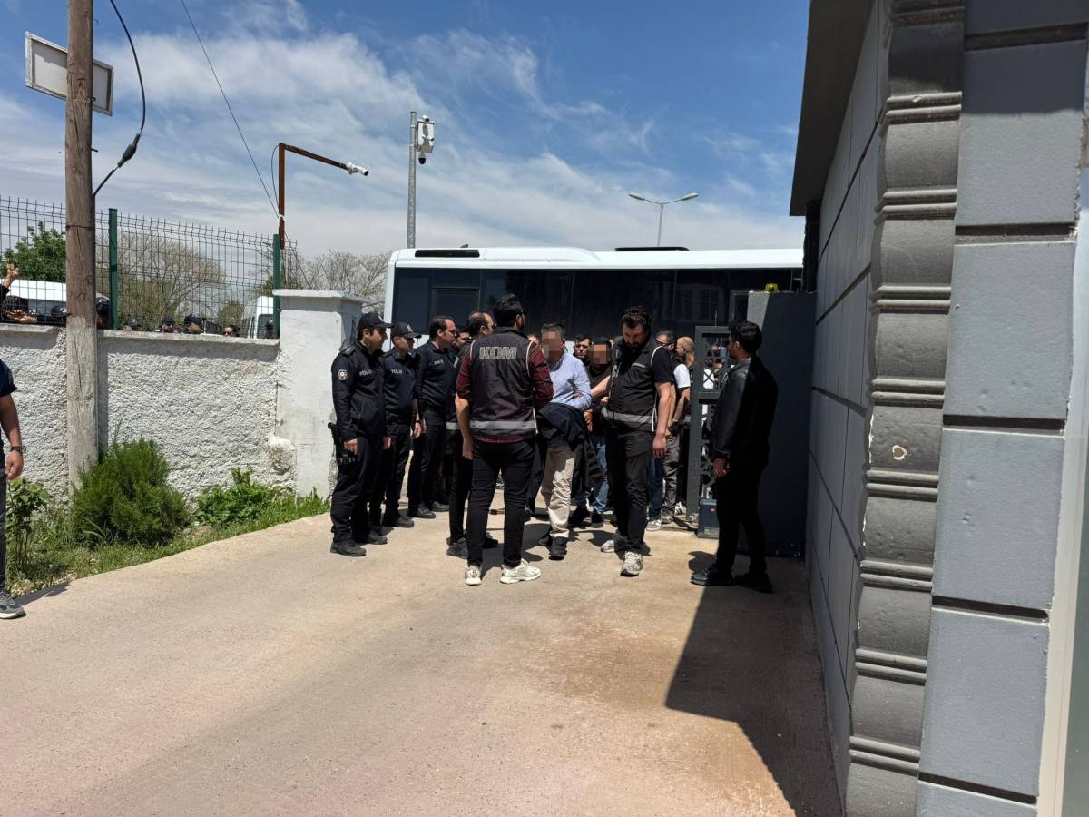 Halfeti operasyonu zanlıları adliyede! Kelepçeli eski başkan Albayrak’tan gündem yaratan çıkış!