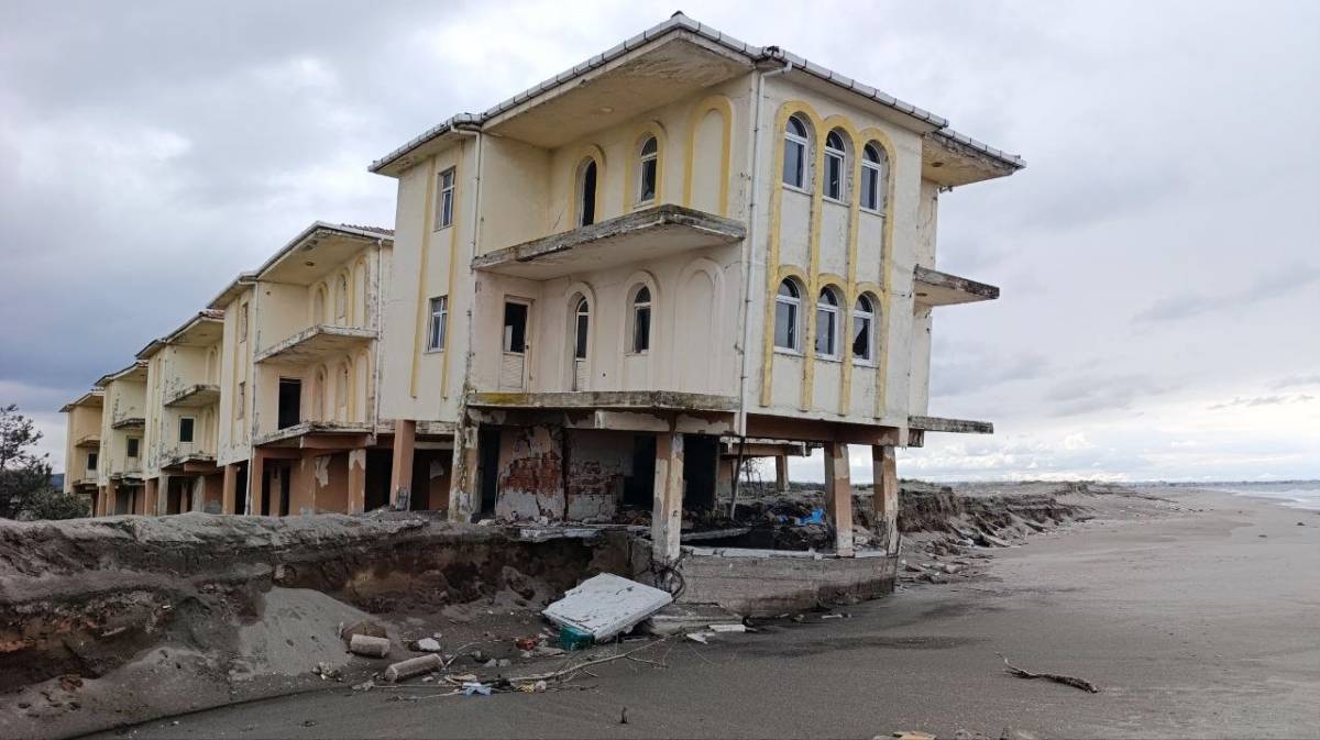 Deniz çekildi, villalar çöktü!