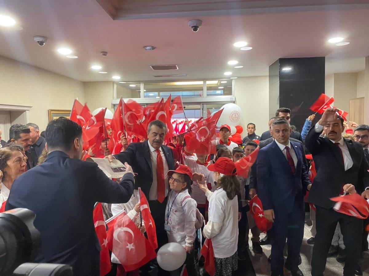 Milli Eğitim Bakanlığı’nda 23 Nisan’da anlamlı devir teslim!