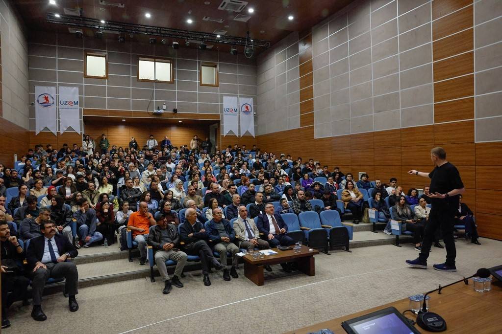 Dr. Umut Yıldız, OMÜ’de evrenin sırlarını anlattı!