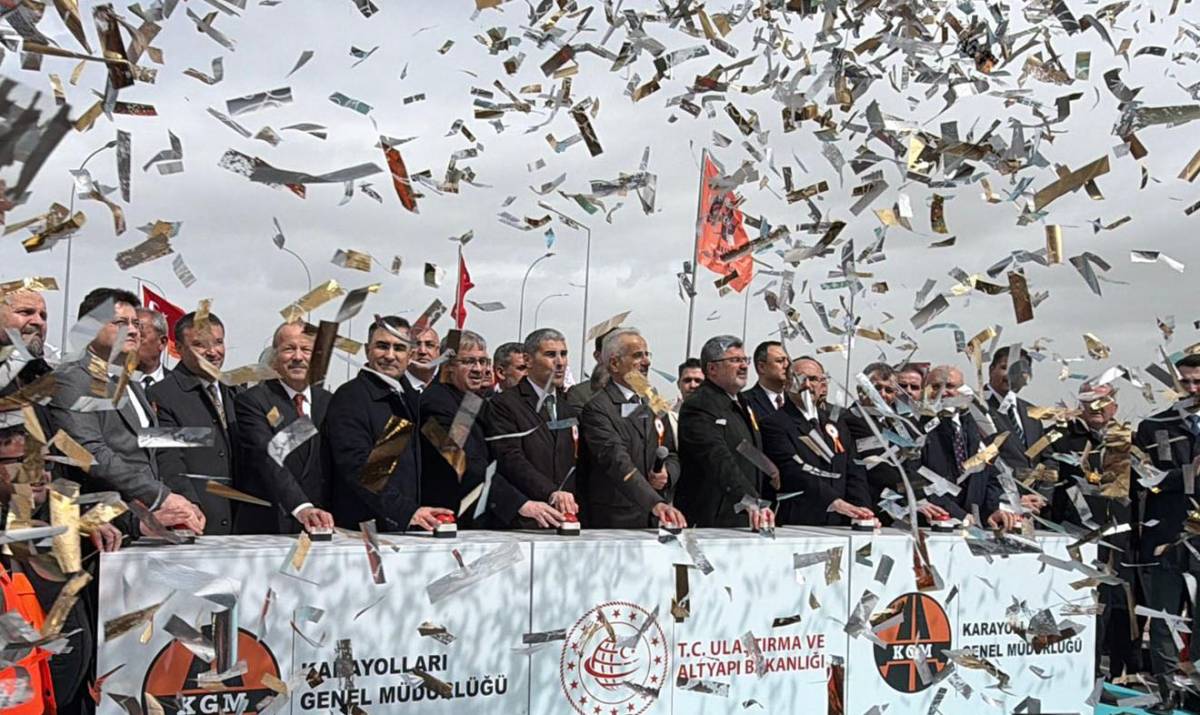 Bakan Uraloğlu: Biz laf değil eser üretiyoruz!