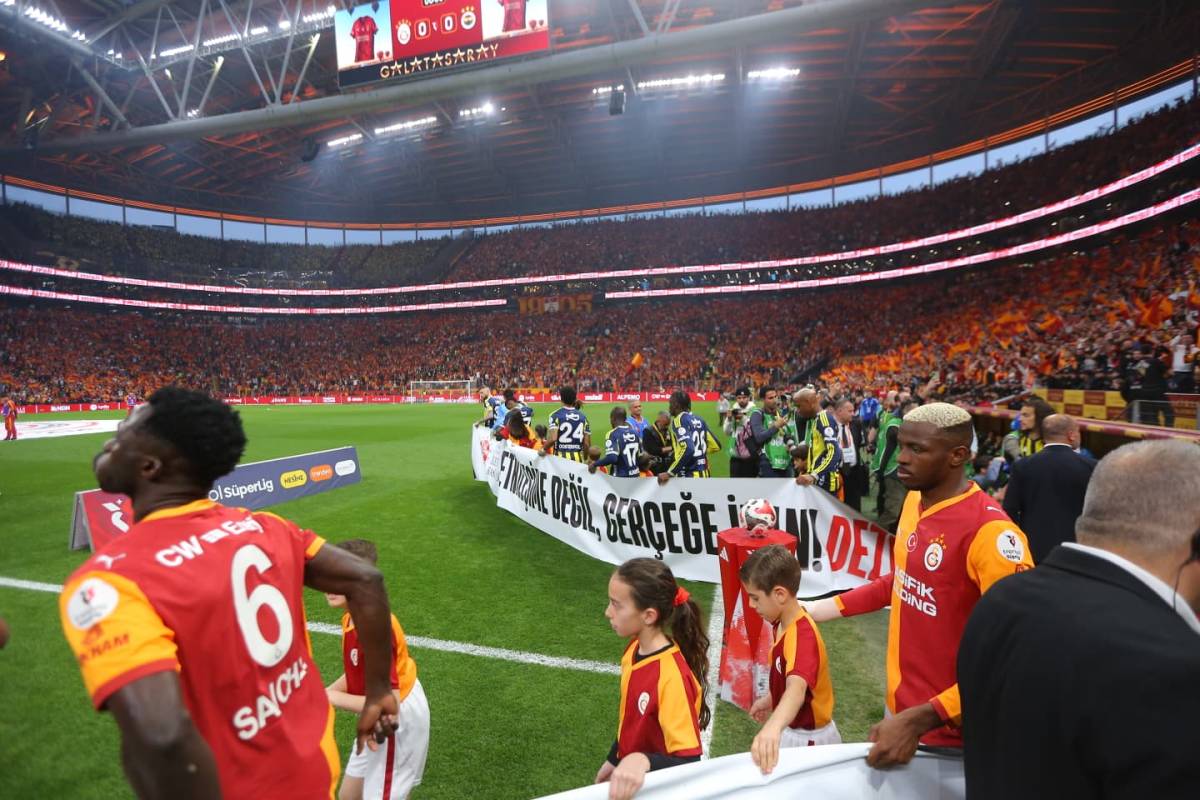 Derbi maçta 'Dezenformasyona Kırmızı Kart' mesajı!