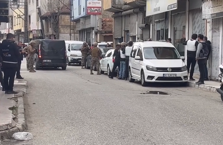 Film  gibi olay! 5 kişiyi rehin alıp polise ateş açtı!