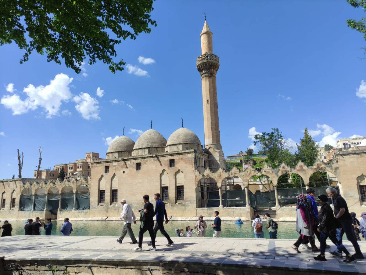 Urfa'nın gözdesi Balıklıgöl’de bahar yoğunluğu!