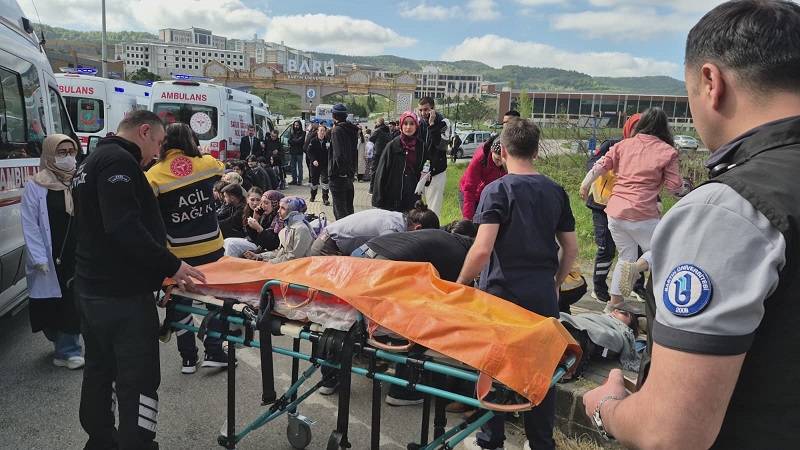 Halk otobüsü otomobilin üzerine devrildi: 44 yaralı