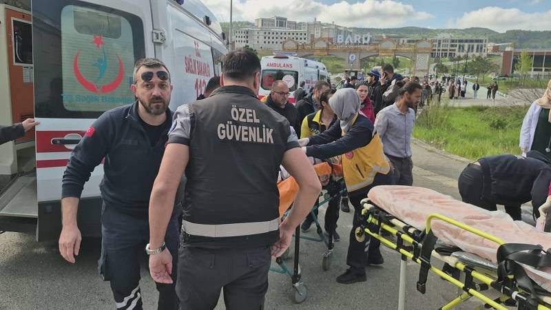 Halk otobüsü otomobilin üzerine devrildi: 44 yaralı