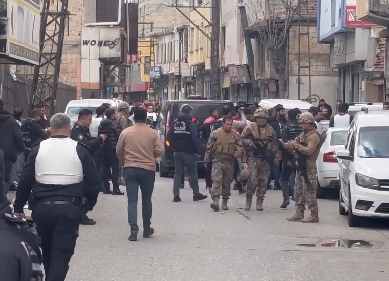 Film  gibi olay! 5 kişiyi rehin alıp polise ateş açtı!