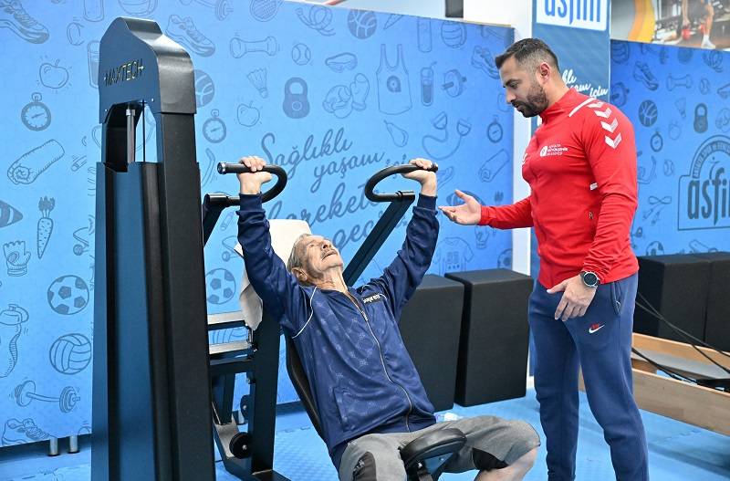 86 yaşındaki 'süper dede' gençlere taş çıkartıyor!
