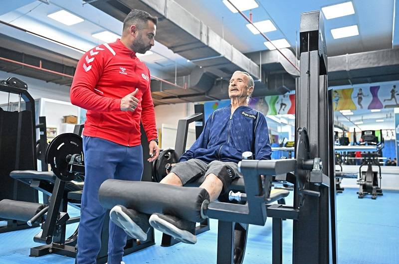 86 yaşındaki 'süper dede' gençlere taş çıkartıyor!
