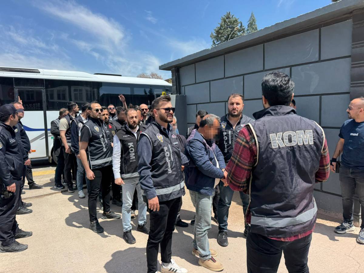 Halfeti operasyonu zanlıları adliyede! Kelepçeli eski başkan Albayrak’tan gündem yaratan çıkış!