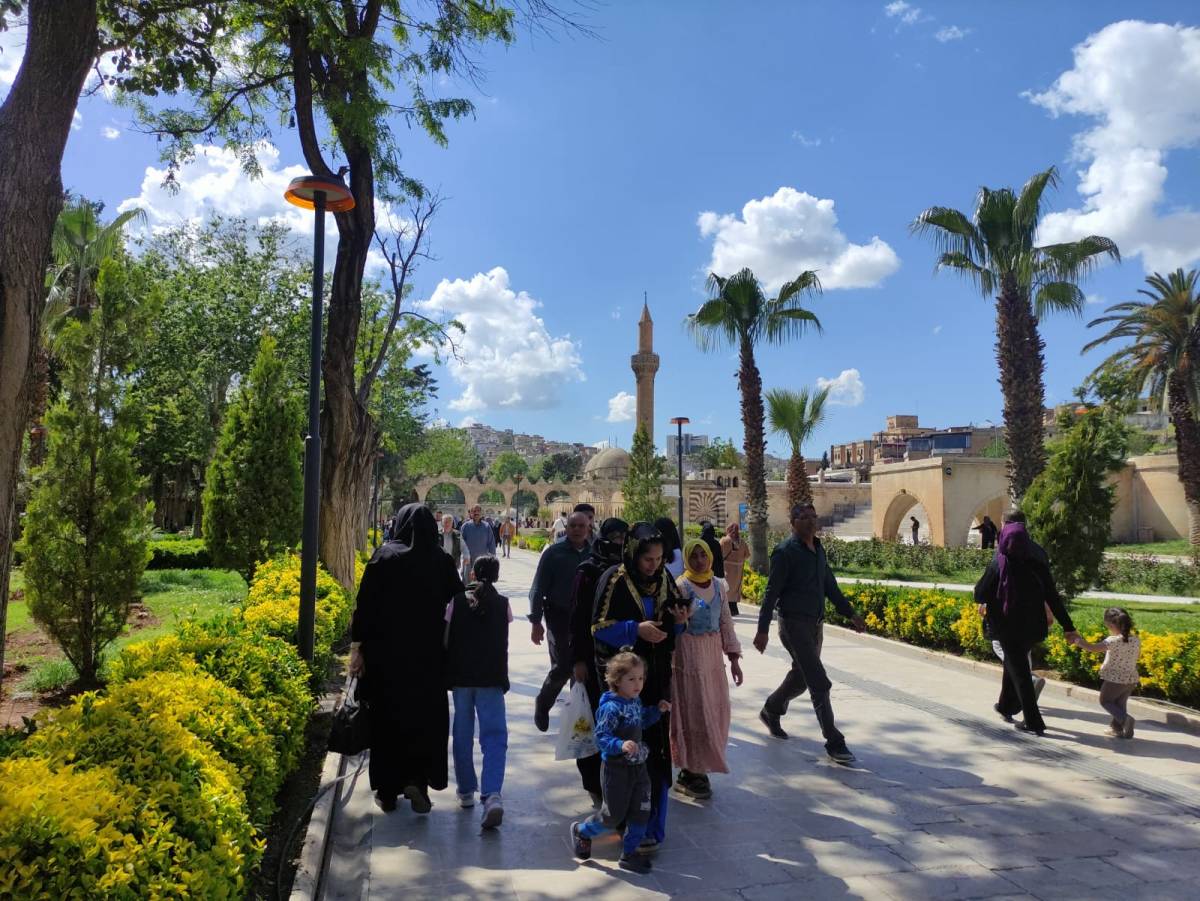 Urfa'nın gözdesi Balıklıgöl’de bahar yoğunluğu!