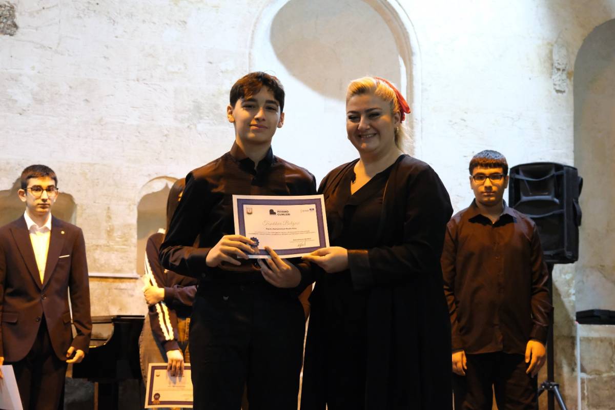 Şanlıurfa’da minik ve genç piyanistler sahnede göz doldurdu!