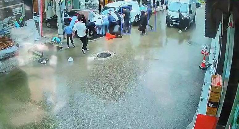 Kamyonet yayaların arasına daldı: O anlar kamerada!