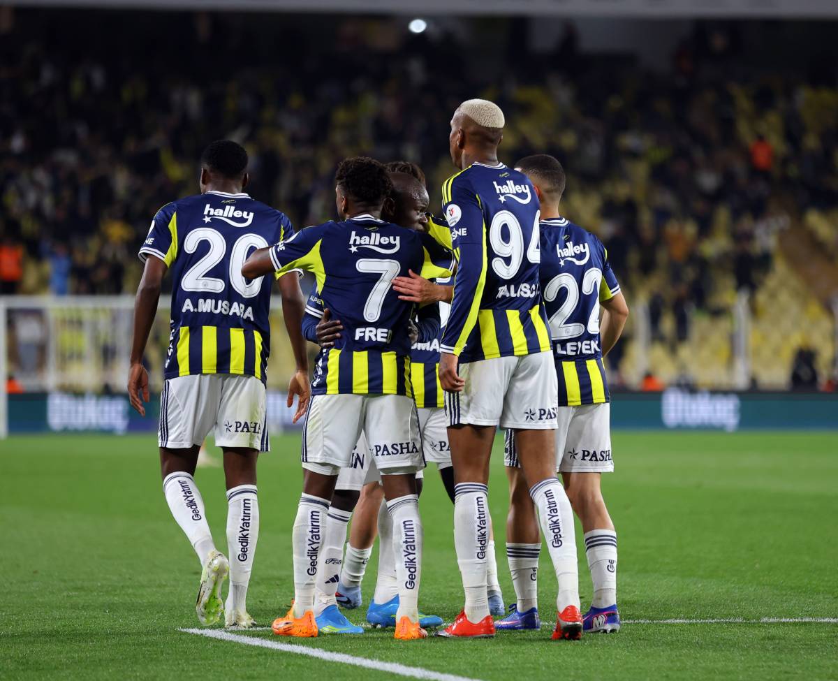 Fenerbahçe, sahasında RAMS Başakşehiri mağlup etti!