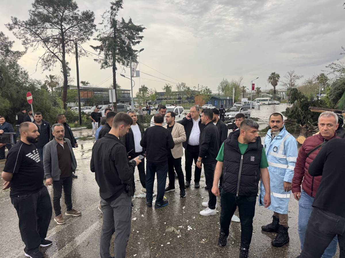 Fırtına sonrası vali, kaymakam ve belediye başkanı bölgede incelemede bulundu!