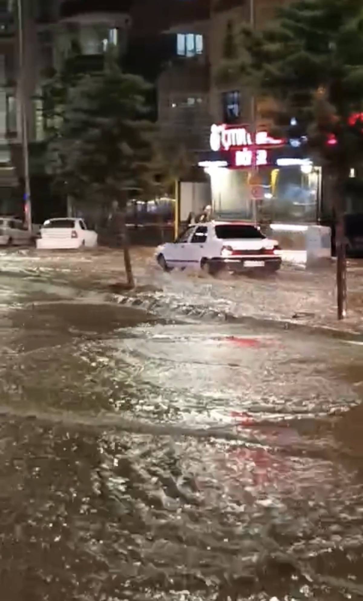 Siverek’te dolu ve sağanak hayatı felç etti!