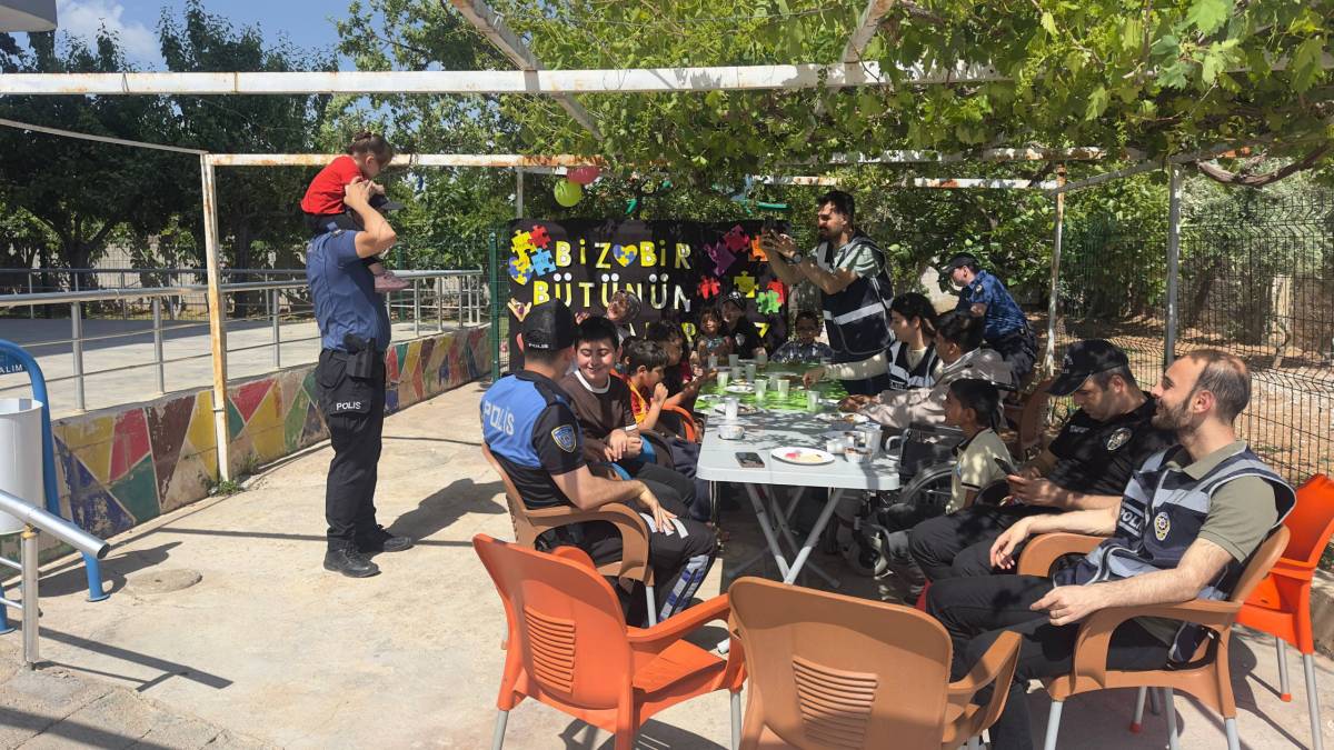 Şanlıurfa’da polislerden çocuklara pasta sürprizi!
