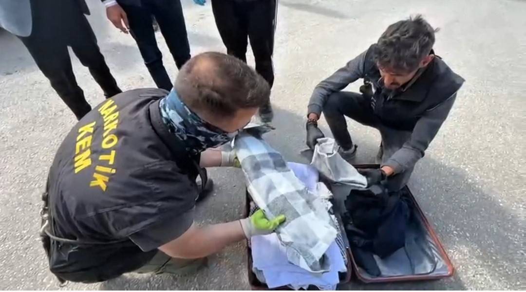 Kıyafetlerine emdirilmiş kilolarca metamfetamin ele geçirildi!