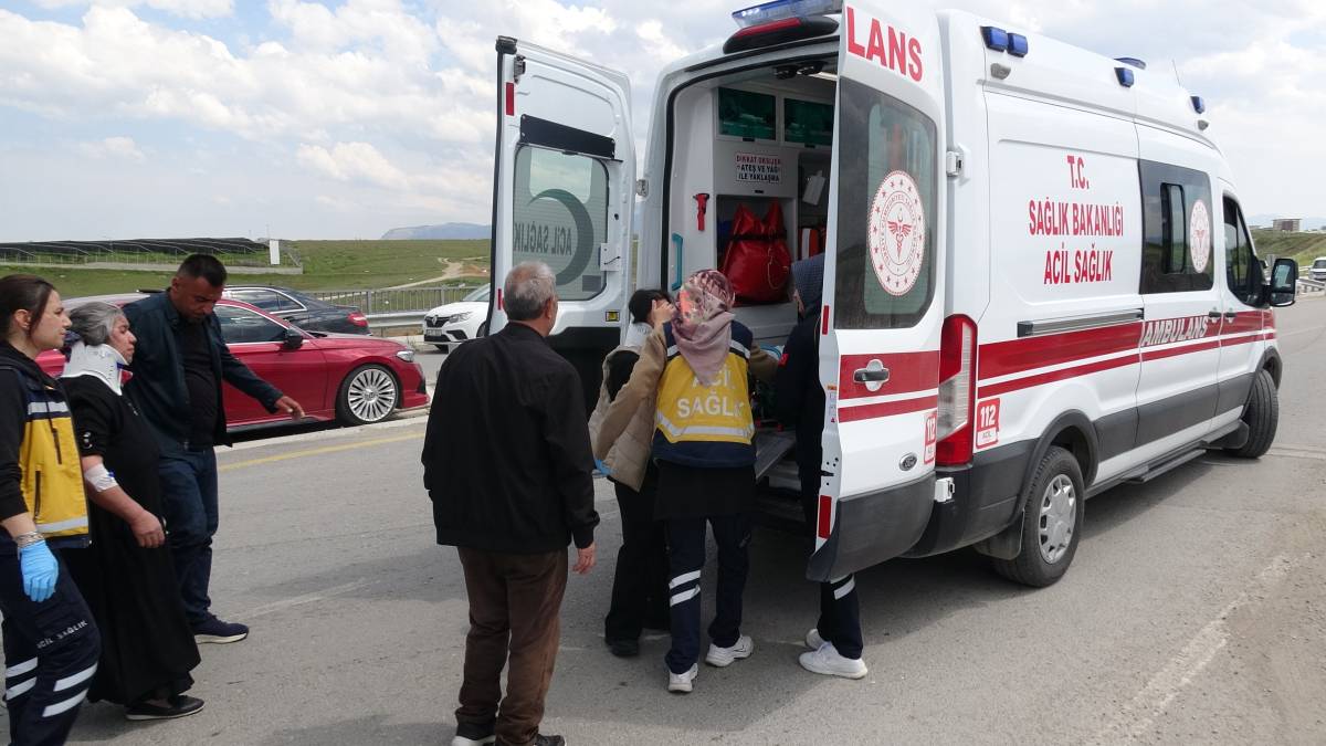 Minibüs ile araç çarpıştı: Çok sayıda yaralı var!