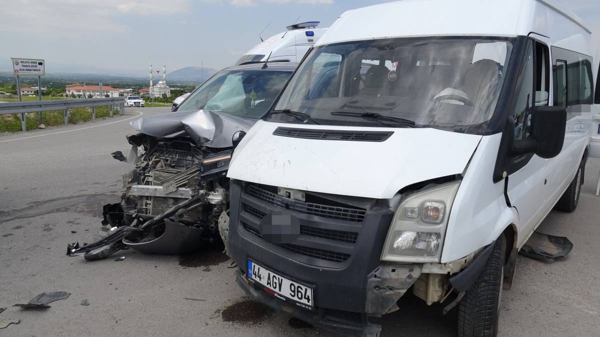 Minibüs ile araç çarpıştı: Çok sayıda yaralı var!
