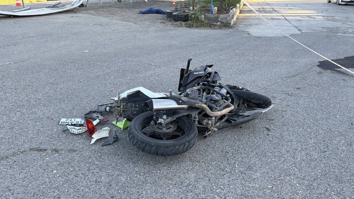 Ölüm virajında motosiklet takla attı!