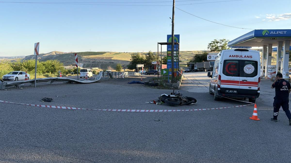 Ölüm virajında motosiklet takla attı!