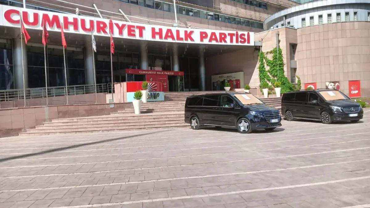 Özel’den CHP Genel Merkezindeki araç görüntülerine açıklama!