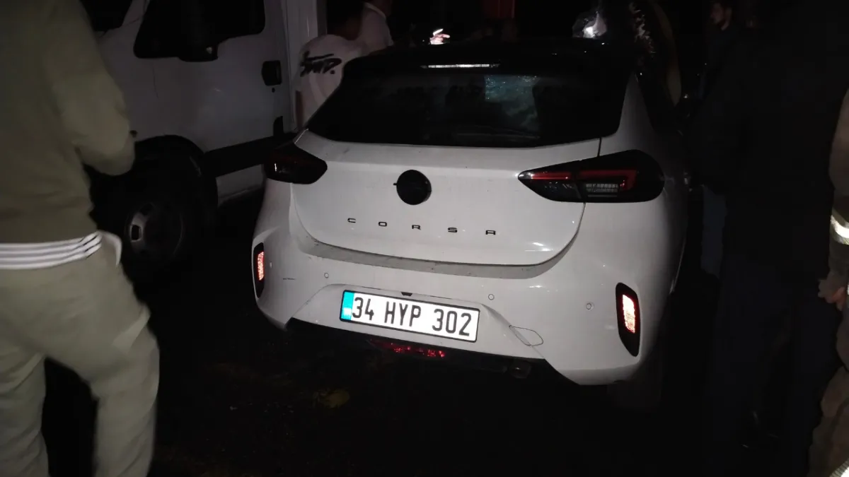 Park halindeki üç araç alev alev yandı!