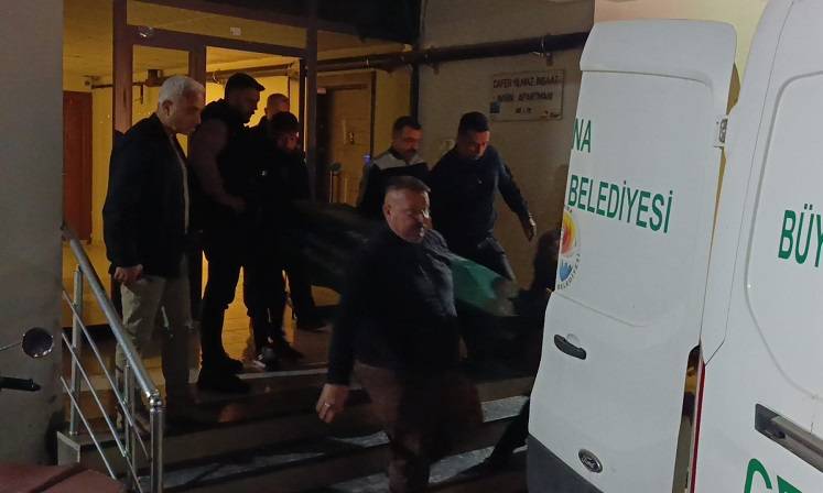 Evinin kapısında silahlı saldırıya uğradı!