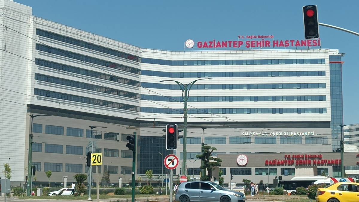 Kan donduran olay: Anne, çocuğuyla birlikte 8. kattan atladı!