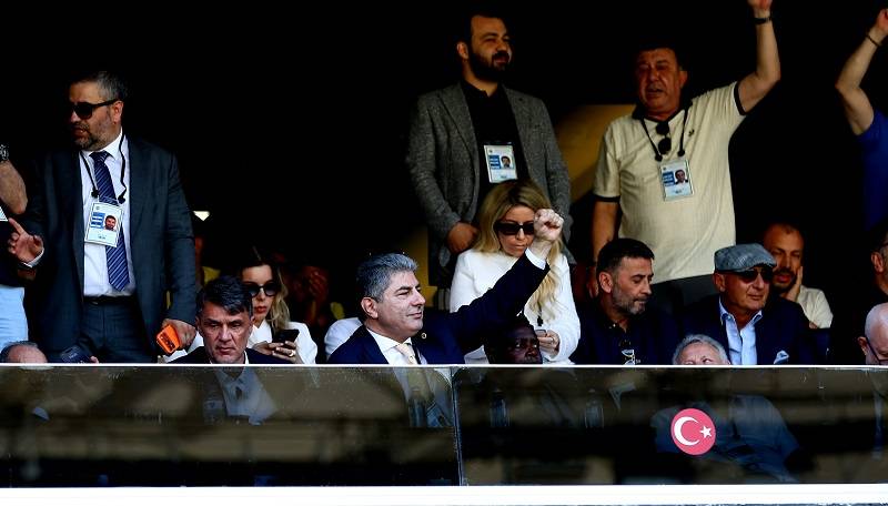Dünyaca ünlü futbolcu Fenerbahçe kongresinde!