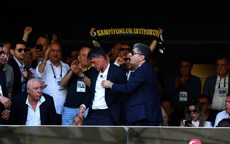 Dünyaca ünlü futbolcu Fenerbahçe kongresinde!