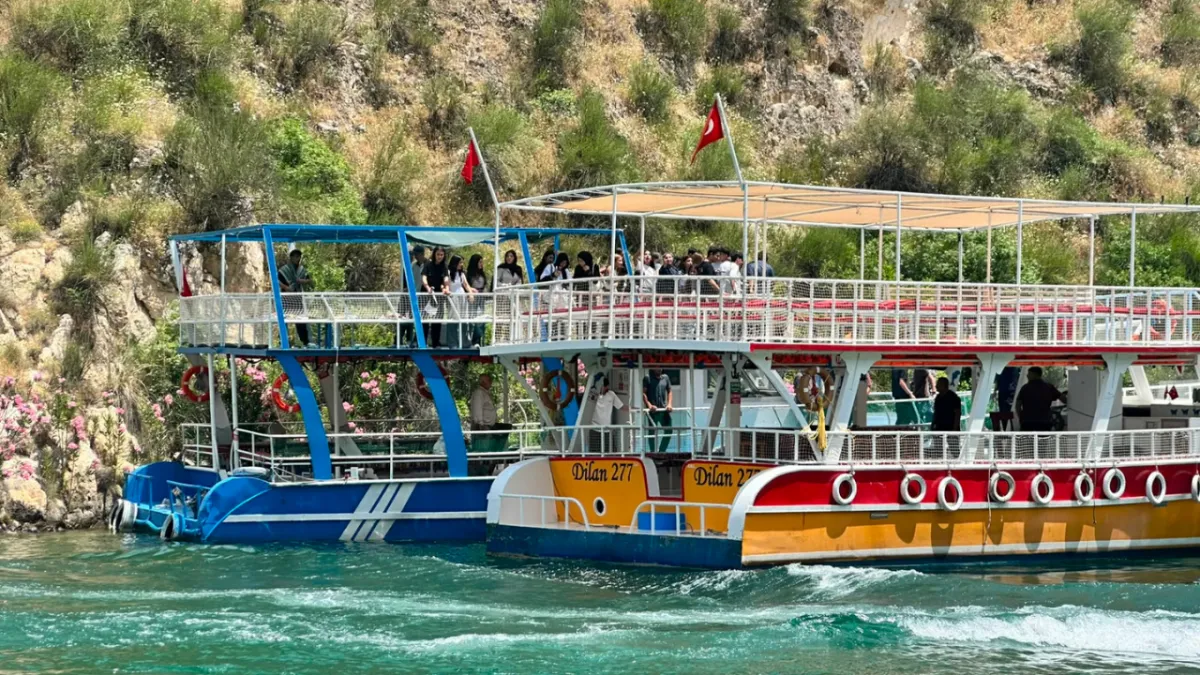 Halfeti’de arızalanan tur teknesi kıyıya sürüklendi!