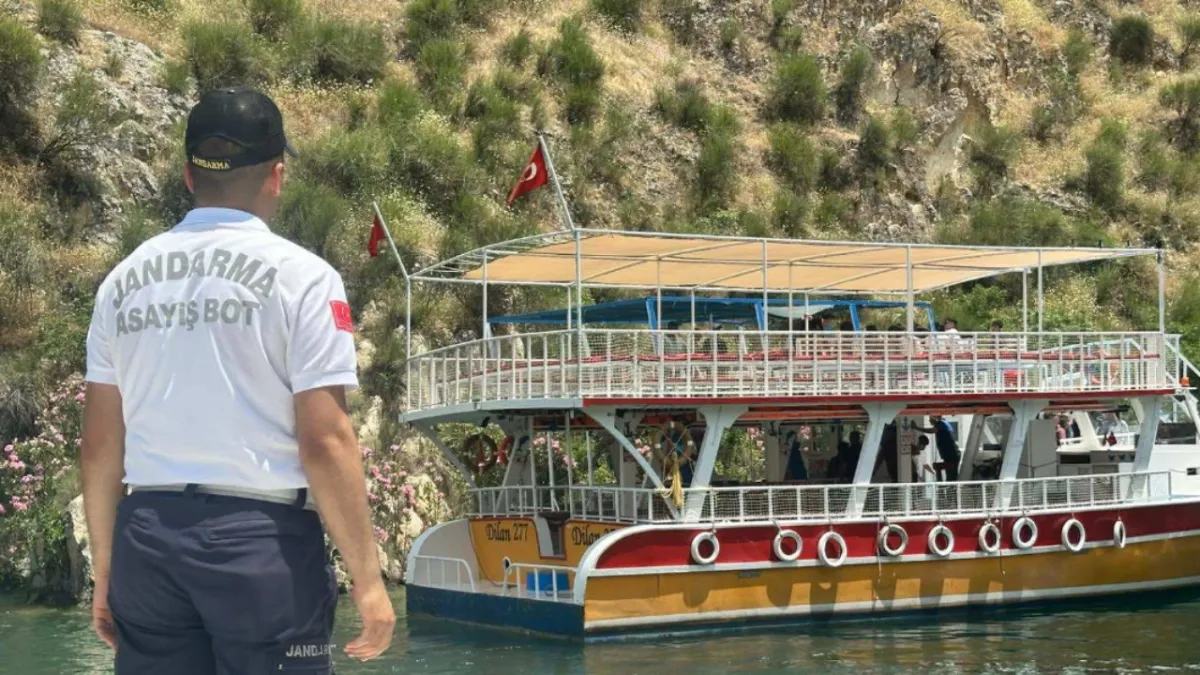 Halfeti’de arızalanan tur teknesi kıyıya sürüklendi!