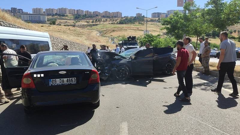 Karşı şeride geçen otomobille cip çarpıştı: Ölü ve yaralılar var