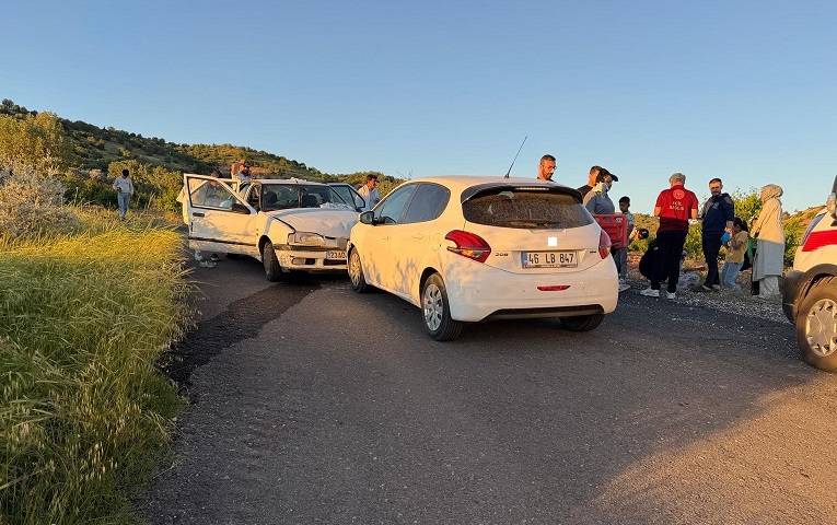 Otomobiller çarpıştı: Çok sayıda yaralı var!