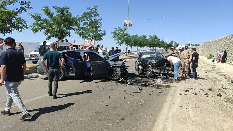Karşı şeride geçen otomobille cip çarpıştı: Ölü ve yaralılar var