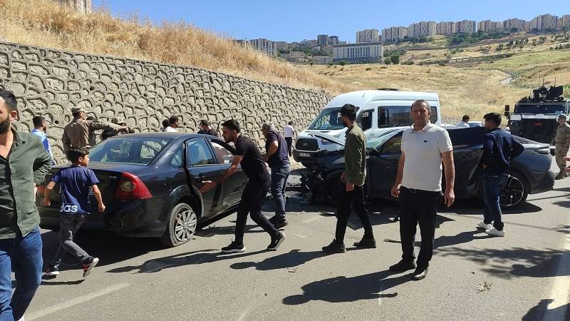 Karşı şeride geçen otomobille cip çarpıştı: Ölü ve yaralılar var