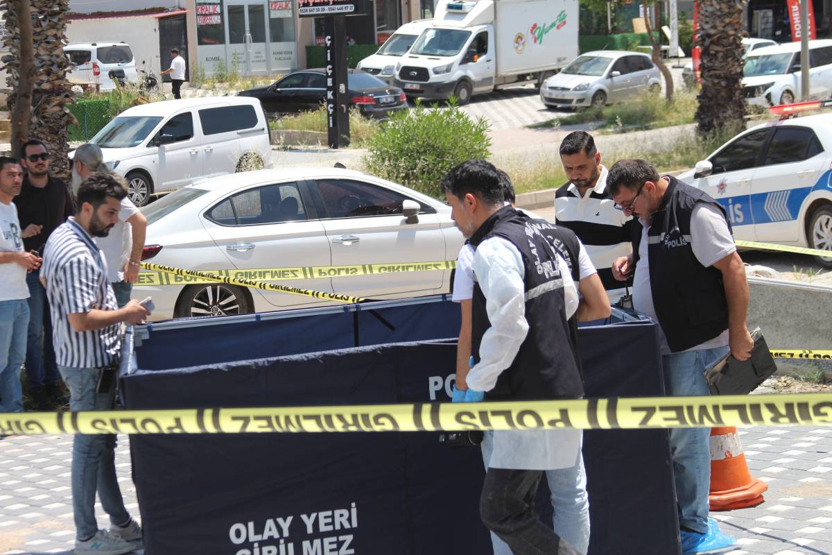 Emekli polis öz oğluna kurşun yağdırdı! O anlar kamerada!