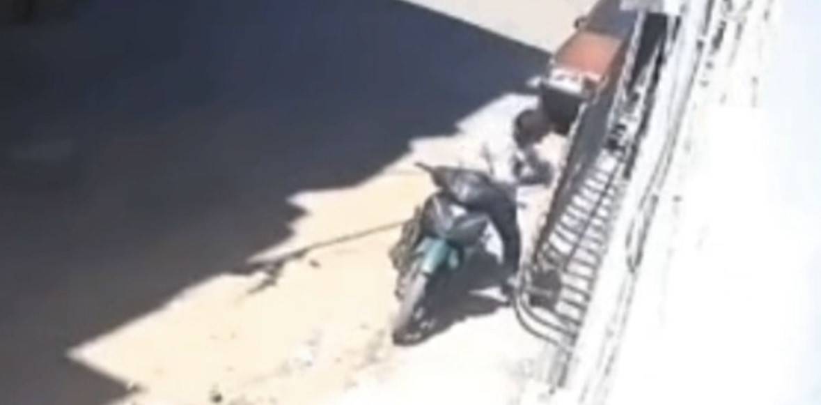 Vicdansız babadan Dehşet: Kızını motosikletle sürükledi!
