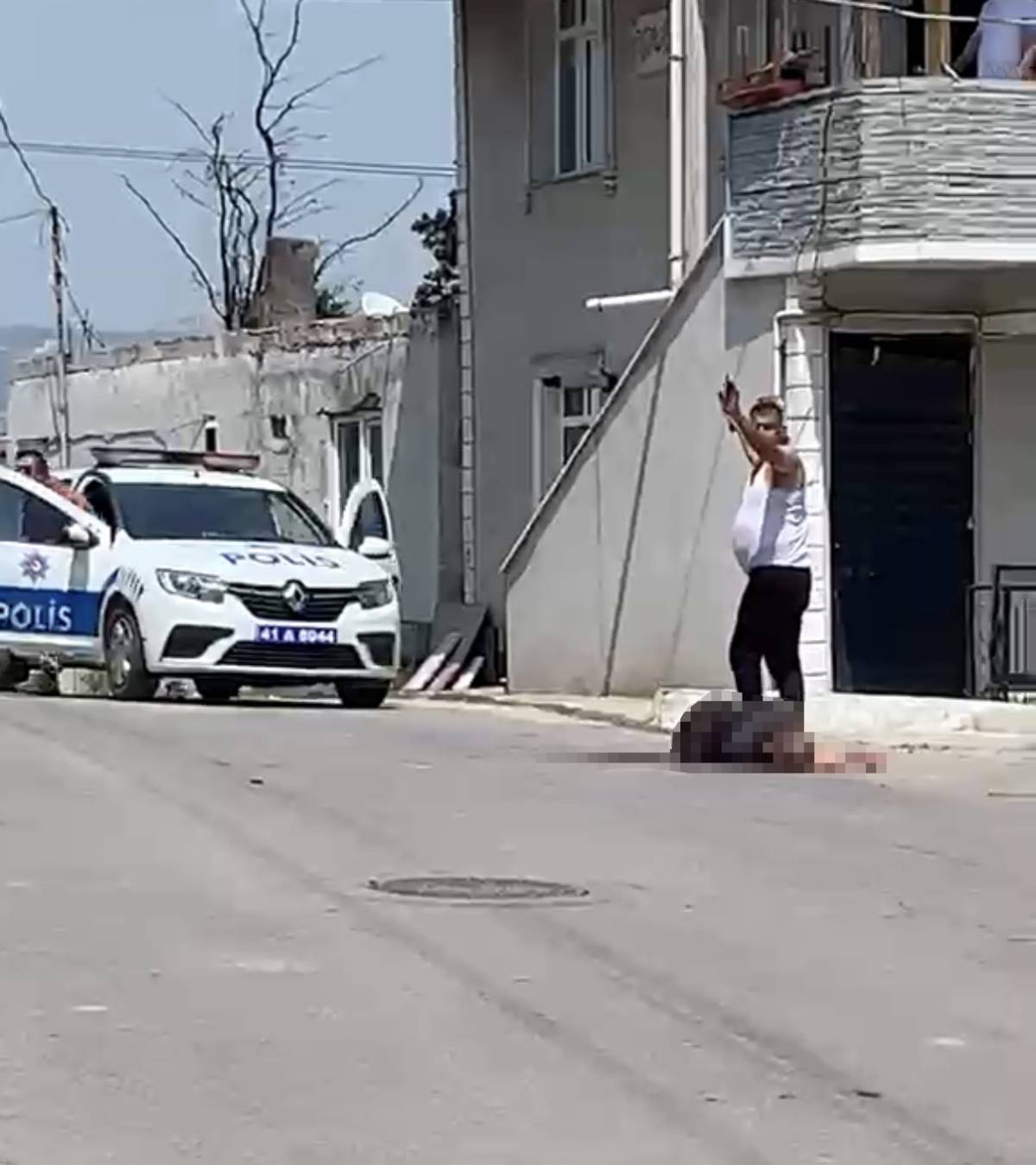 5 çocuk annesi kadın eşi tarafından sokakta defalarca bıçaklandı!