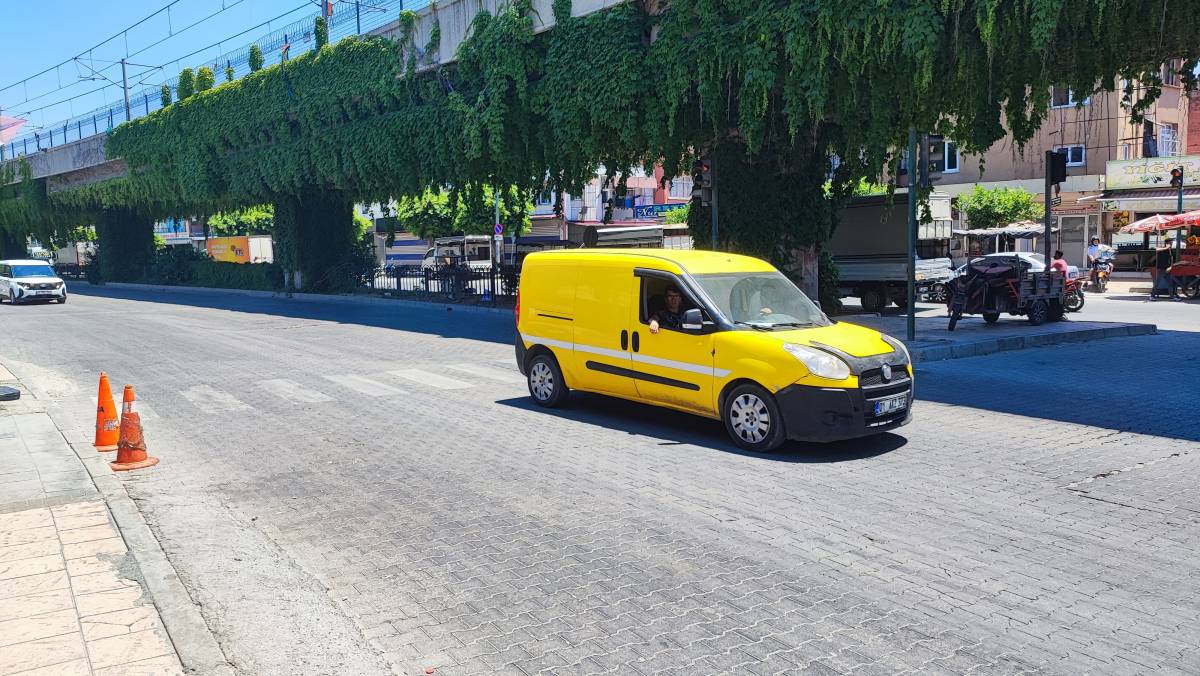 Adana'da feci kaza: İki aracın altında kaldı!