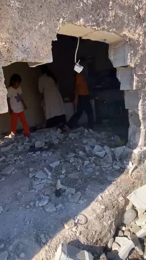 Şanlıurfa'da freni boşalan traktör evin içine daldı!